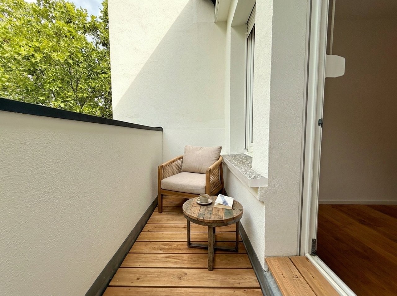 Blumenauer (c) - Balkon (KI Verbessert) Blumenauer (c) - Balkon (KI Verbessert)